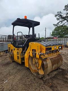 2018 Caterpillar CB7 Asphalt Roller