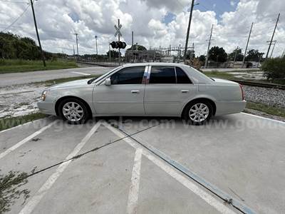 2010 CADILLAC DTS PEARL WHITE