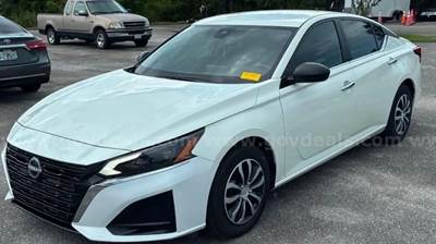2025 Nissan Altima only 44k miles very clean