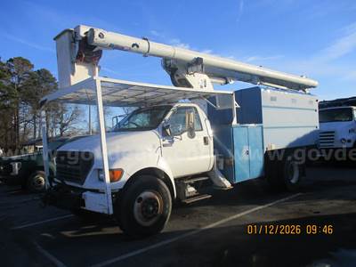 2002 FORD F-750 FORESTRY BUCKET TRUCK WITH CHIPPER BED - HAS HYDRAULIC LEAKS