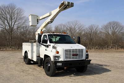 2005 GMC C7500 Bucket Boom Terex/HiRanger SC42, Over-Center Bucket Truck center mounted