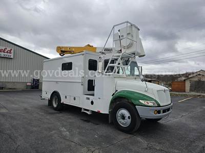 2007 International 3300 Stepvan w/ Versalift VST2401 Bucket Boom