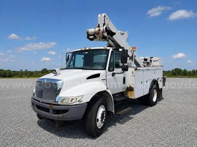 2009 International 4300 Altec TA40, 45 ft, Articulating & Telescopic Bucket Boom Truck