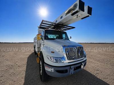 2015 International 4400  Versalift V0350MHI, Material Handling Bucket Truck center Bucket Boom