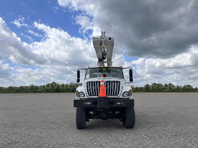 2010 International 7400 4x4 Altec AM900-E100, Double-Elevator Bucket Truck rear mounted