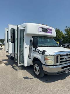 2016 Ford E-350 Super Duty Elkhart Coach Wheelchair Shuttle Bus – 5.4L V8 – Ricon Lift