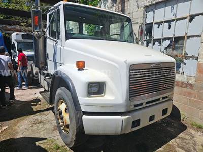 1999 Freightliner FL106