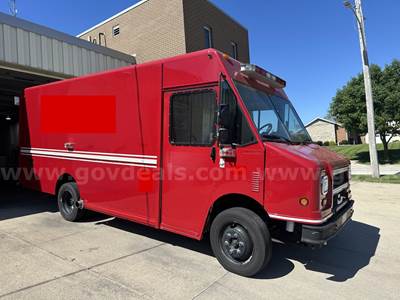 2000 Freightliner MT45 Chassis Cargo Truck