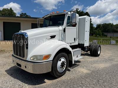 2013 Peterbilt 384 Chassis Truck