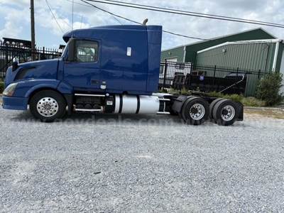 2013 Volvo VNL Cab & Chassis Truck