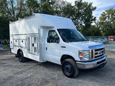 2019 Ford E-450 Cutaway Enclosed Service Van V10 6.8L - ONLY 86K MILES!