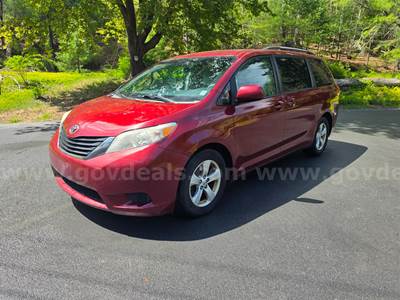 2013 Toyota Sienna LE FWD 8 Pass VAN 3.5L V6 w 215K miles Current NYS Inspection
