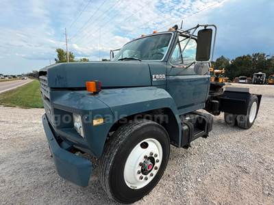 1993 Ford F800 Day Cab Semi 8.3L Cummins Diesel
