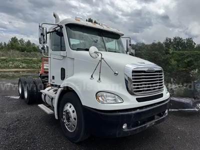 2006 Freightliner Columbia 112 Day Cab