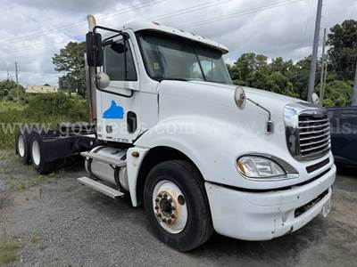 2005 Freightliner Columbia 120 Conventional Day Cab Tractor