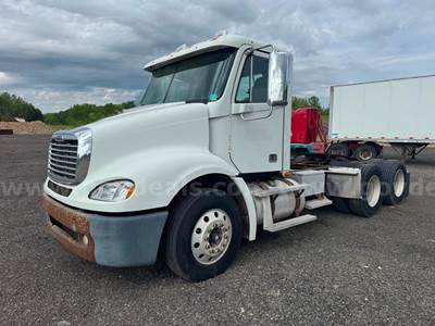 2008 Freightliner Day cab semi