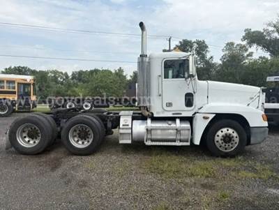 2000 Freightliner FLD120