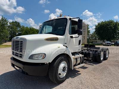 2011 Freightliner M2 112 DAY CAB SEMI TRUCK
