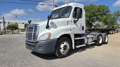 2016 Freightliner CA125 DC T/A Truck Tractor