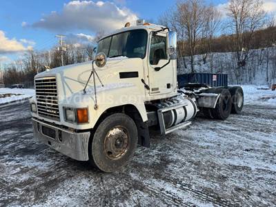 2011 Mack Pinnacle CHU613 T/A Day Cab Truck Tractor