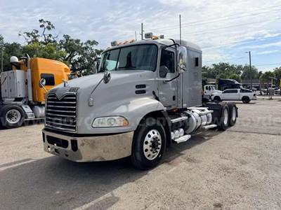 2015 Mack CXU613 Semi Tractor