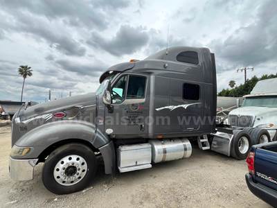 2009 Peterbilt 387 Sleeper Truck