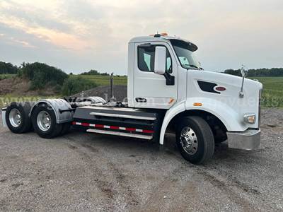 Premium 2015 Peterbilt 567 tractor with only 434,914 kms, powered by CNG a costly factory upgrade