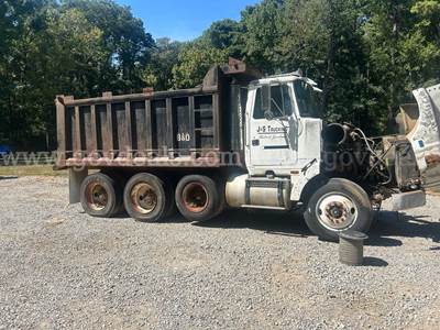 1989 WhiteGMC WCA/ 1980 International s2600 this is a lot of 2 tri axle dump trucks