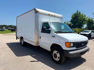 2004 Ford Econoline Ford E-350 Super Duty Refrigerated Box Truck – Only 25K Miles – Refrigeration Unit Operational