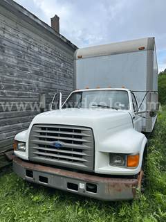 Ford F800 Box Truck with Lift Gate