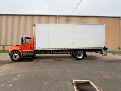 2004 International 4300SBA 24ft Box Truck