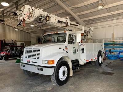 2000 International 4700 Digger Truck