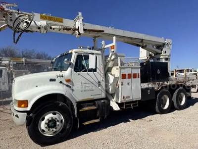 2002 International 4900 DIGGER DERRICK