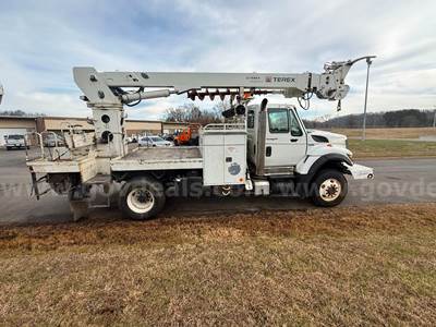 2009 International WorkStar 7400 Tracked Digger Derrick