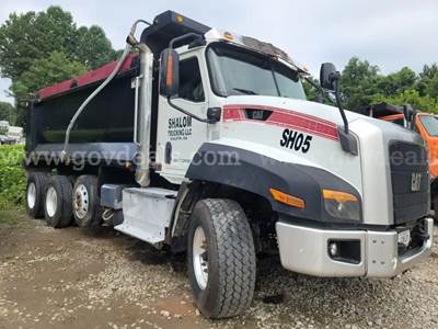 2016 CATERPILLAR  Dump truck