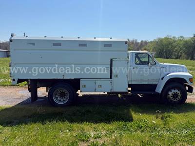 1999 Ford F800 with DUMP BED