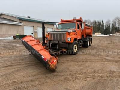 1999 International 2574