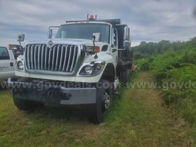 2012 International WorkStar 7600 Tandem Axle Dump Truck w/ 8-Yard Hydraulic Spreader