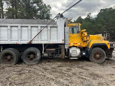 1996 Mack RD690S