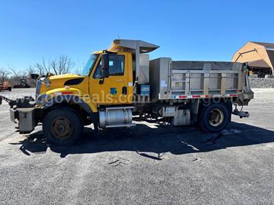 2013 International 7400 SFA Single‑Axle Dump Truck w/ Flink Spreader