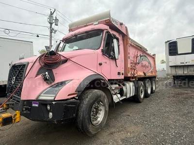 2021 VOLVO VNL Dump Truck