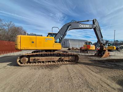 2010 John Deere 240D LC Excavator