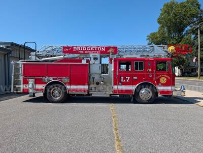 2004 Seagrave Marauder 75’ Quint Fire Truck