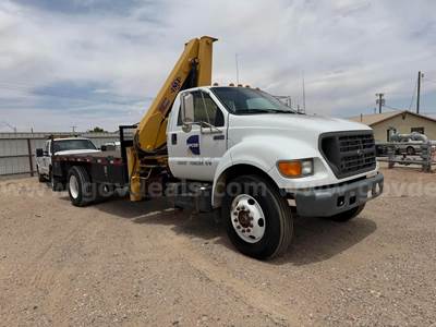 2000 Ford F-750 Flatbed Truck