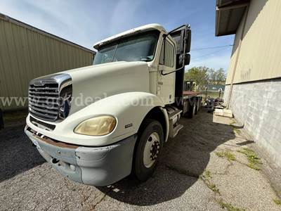 2005 Freightliner Columbia 112 Tri/A Flatbed Truck
