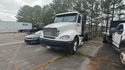 2005 Freightliner Columbia 112 Tri/A Flatbed Truck