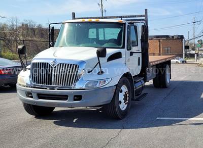 2005 International 4300 SBA S/A Flatbed Truck