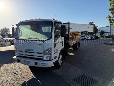 2015 Isuzu NRR Flatbed Truck