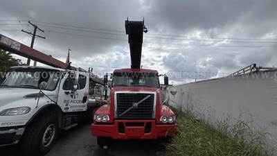 Cleasby Roofing Conveyor on 2014 Volvo VHD84B Tri/A Flatbed