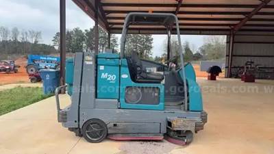 Tennant M20 Ride on Floor Scrubber